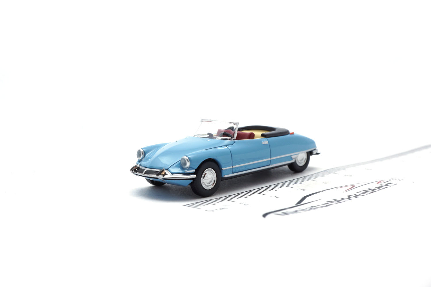 Brekina 14227 Citroen DS Cabrio - hellblau 1:87