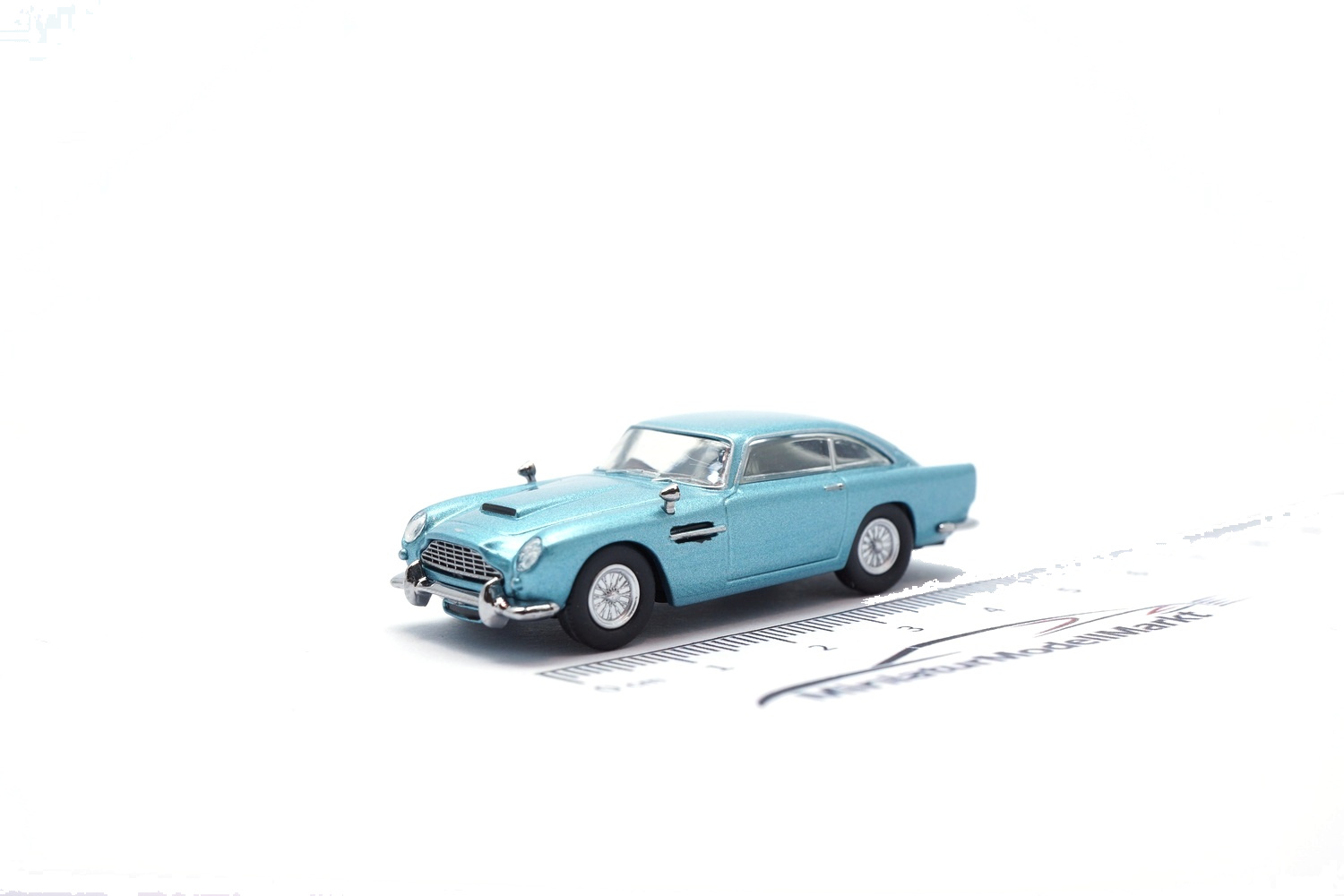 Brekina 15228 Aston Martin DB5 - metallic-hellblau - 1964 1:87