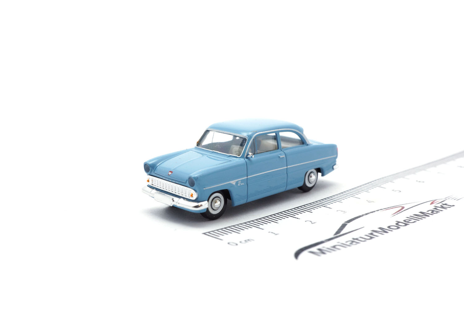 Brekina 19302 Ford 12 M - Limousine - hellblau 1:87