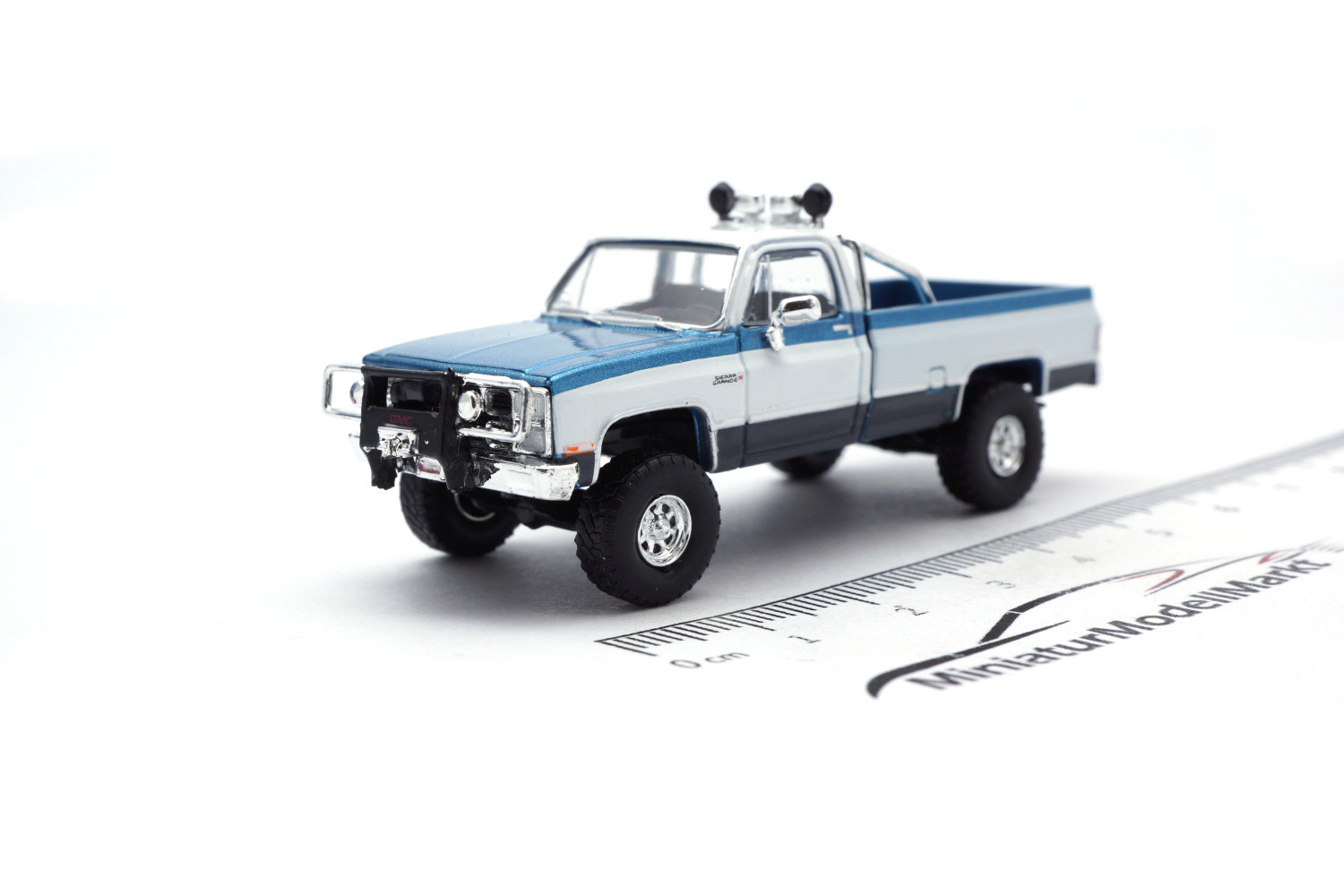 Brekina BRE19660 GMC Sierra Grande - blau (Metallic) , weiss - Vorbestellung 1:87