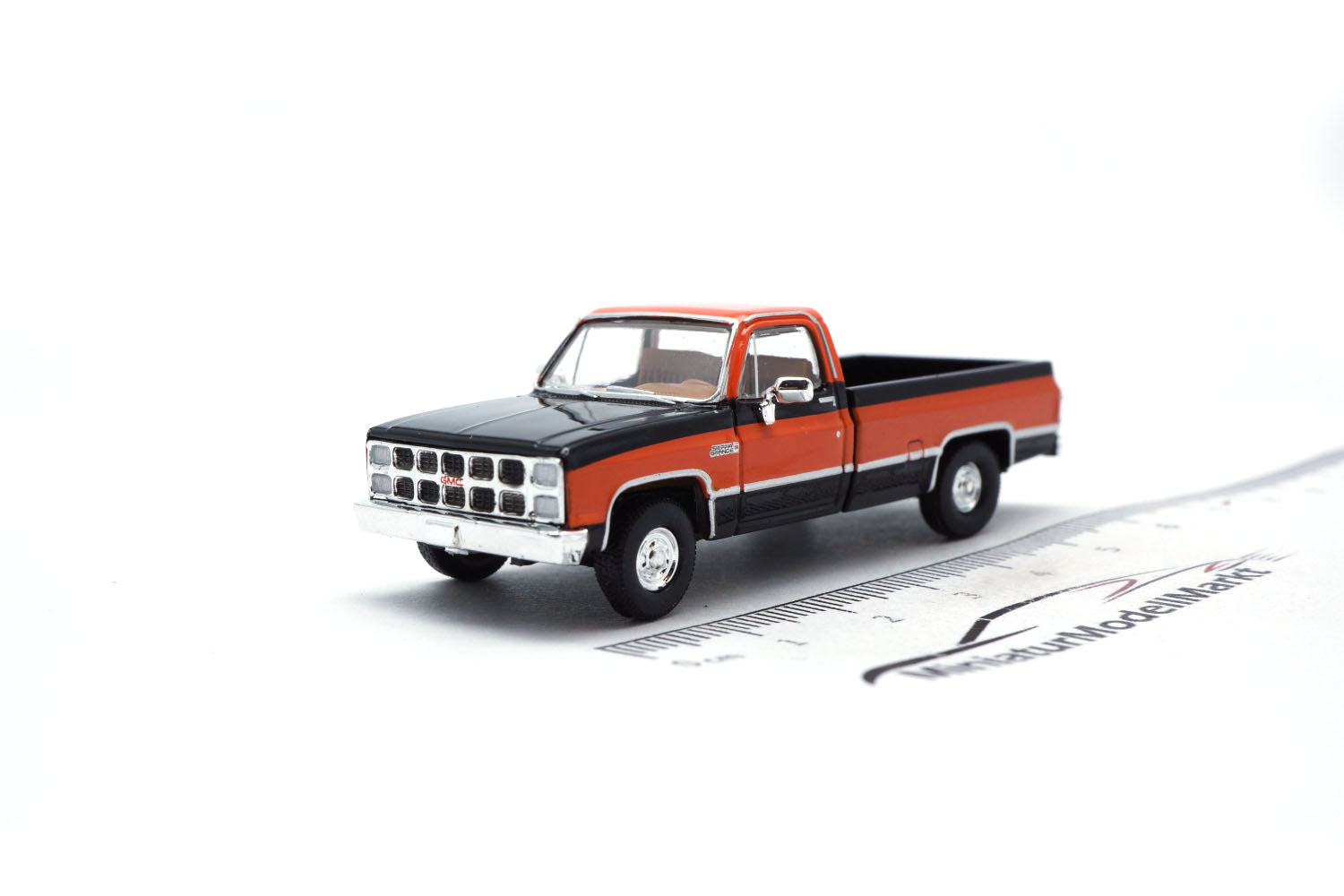 Brekina 19662 GMC Sierra Grande - schwarz - orange 1:87