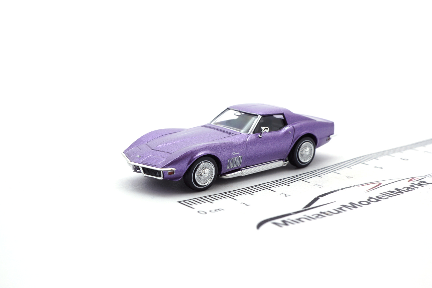 Brekina 19977 Chevrolet Corvette C3 - brombeer-metallic-lila 1:87