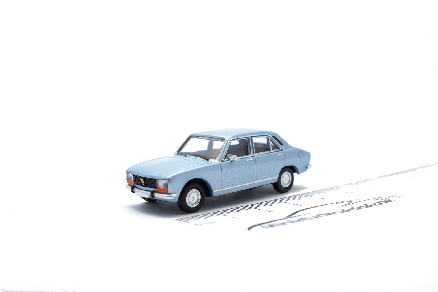 Brekina BRE29121 Peugeot 504 - hellblau (Metallic) 1:87