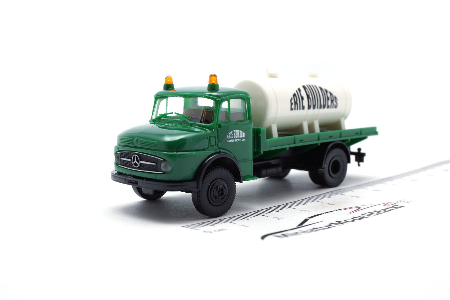 Brekina 47024 Mercedes L 322 -  Erie Builders (USA) - mit Tank  1:87