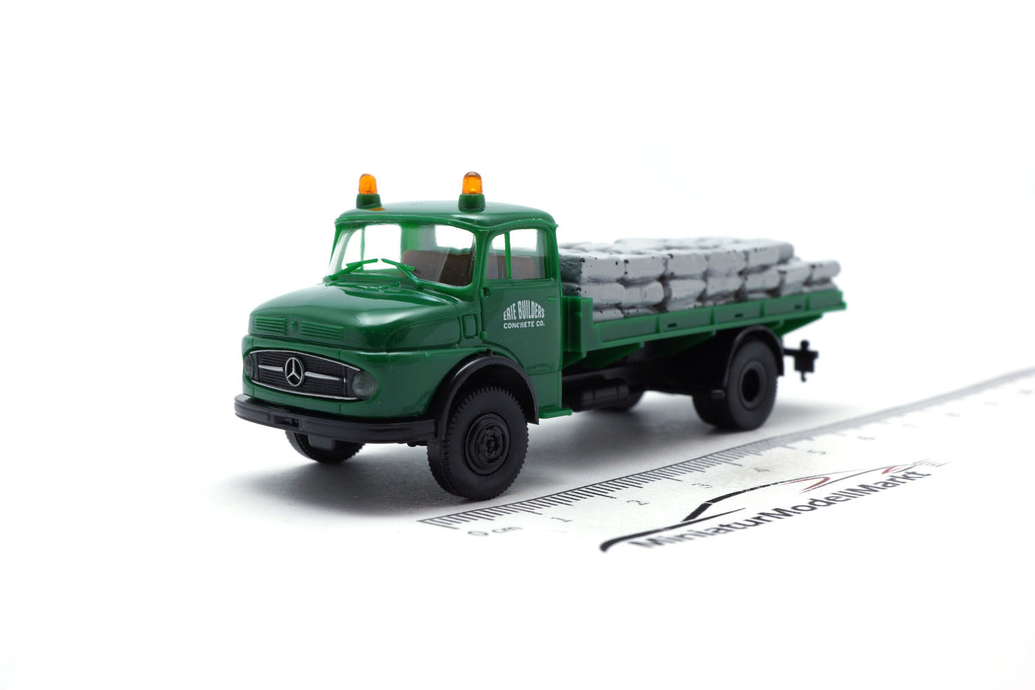 Brekina 47025 Mercedes L 322 - Erie Builders -  mit Ladegut Säcke 1:87