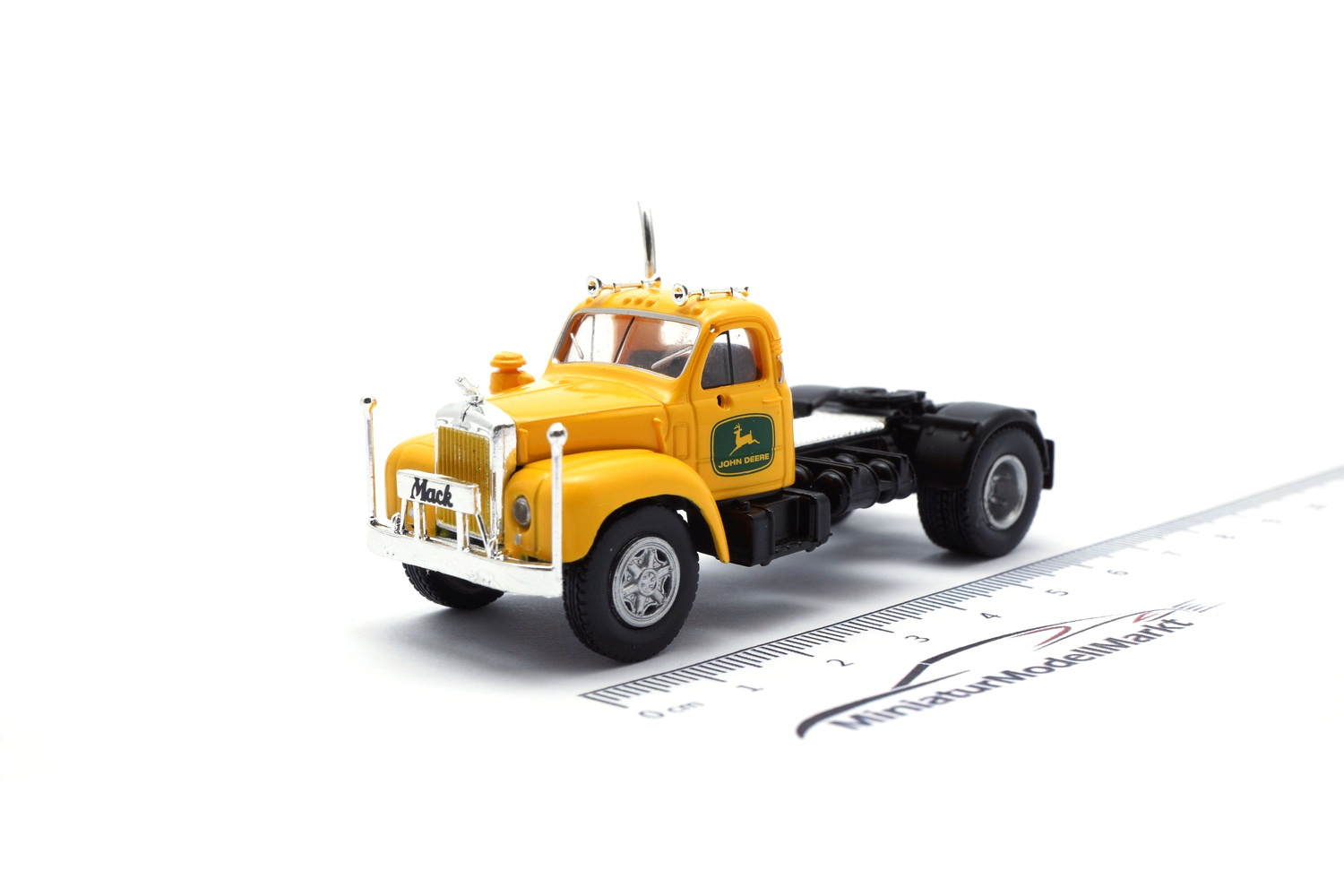 Brekina 85978 Mack B 61 - gelb - John Deere 1:87