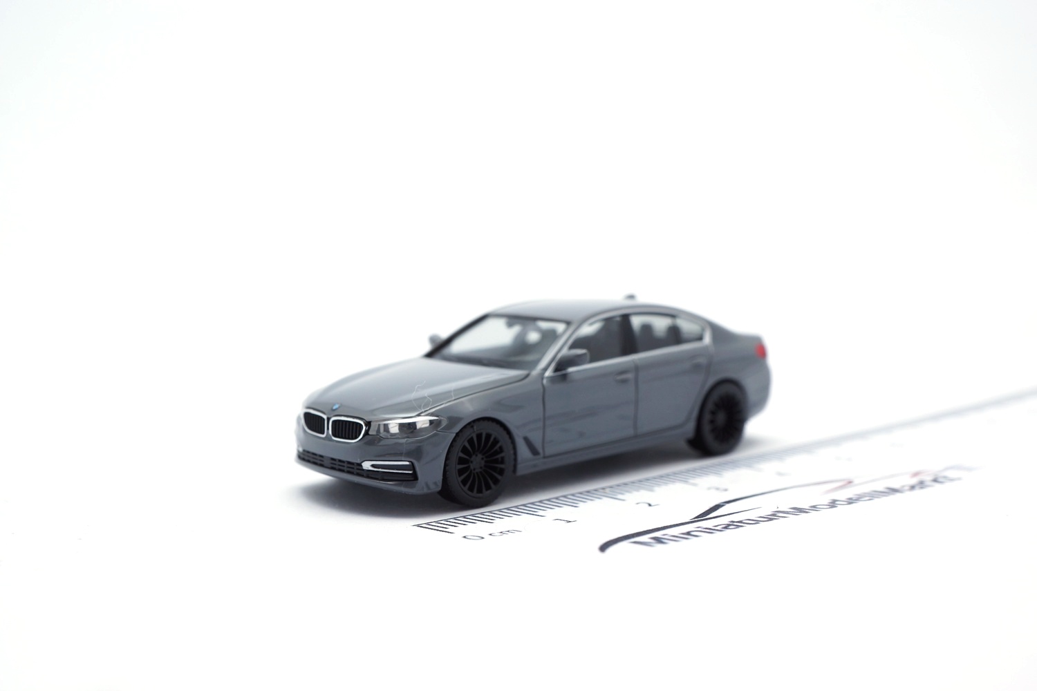 Herpa 420372-003 BMW 5er (G30) Limousine, nardograu 1:87