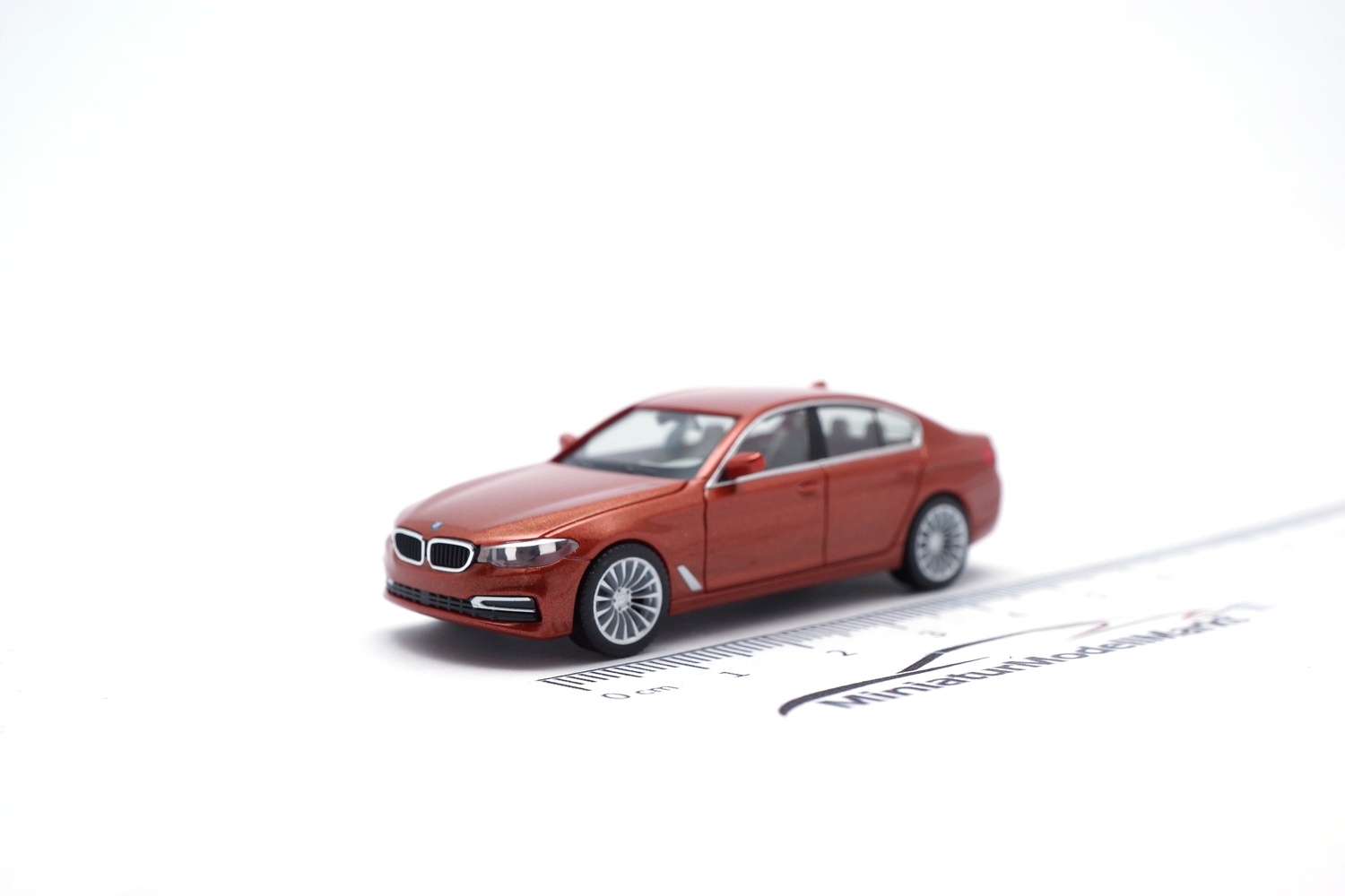 Herpa 430692-006 BMW 5er (G30) Limousine, valenciaorange 1:87