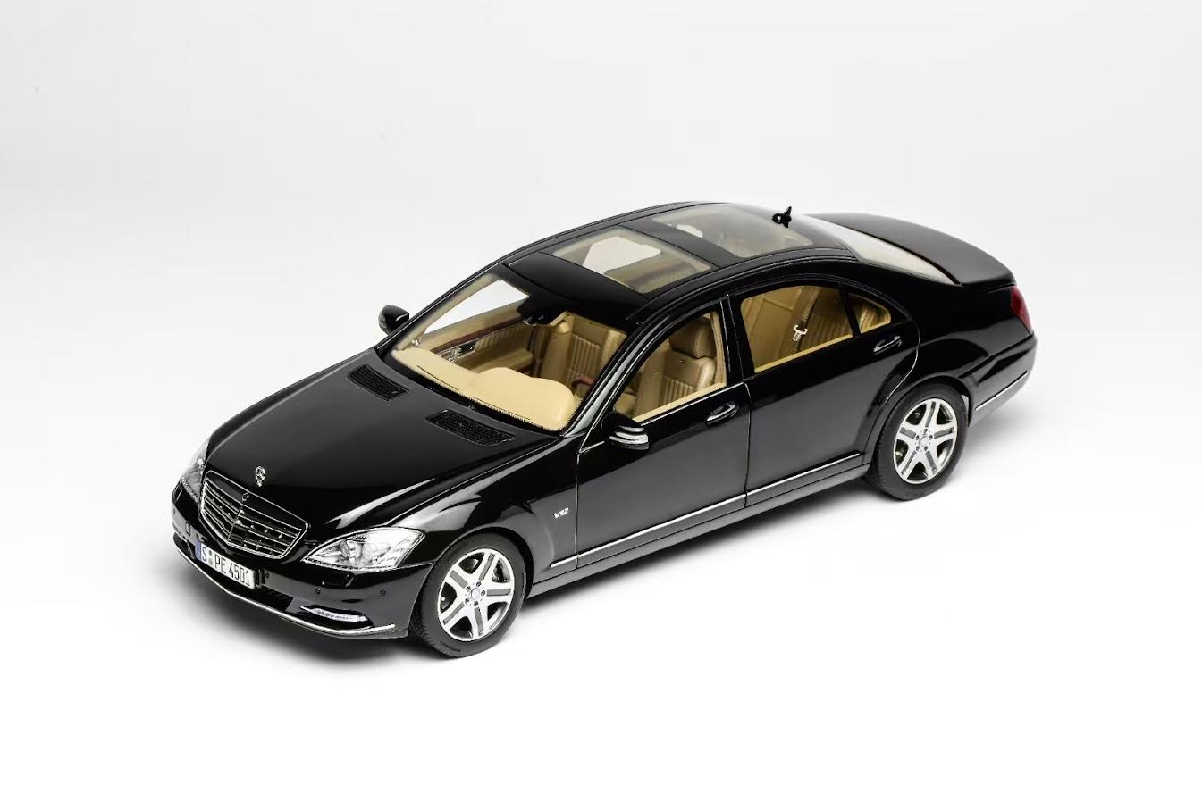 Motorhelix M82204 Mercedes-Benz S600L (W221) - Schwarz (+Motor) 1:18