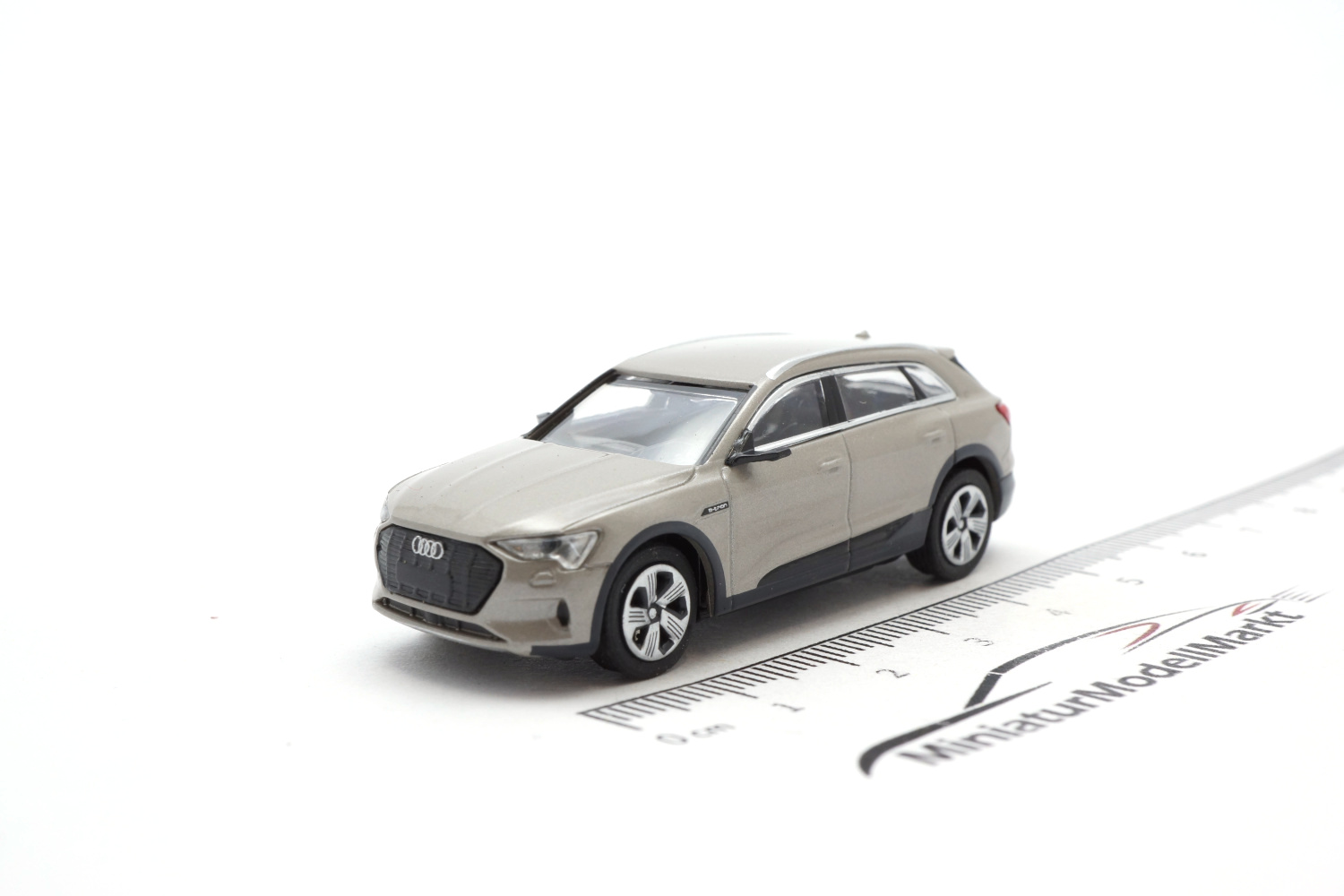 Minichamps 870018221 Audi e-tron - beige - 2020 1:87