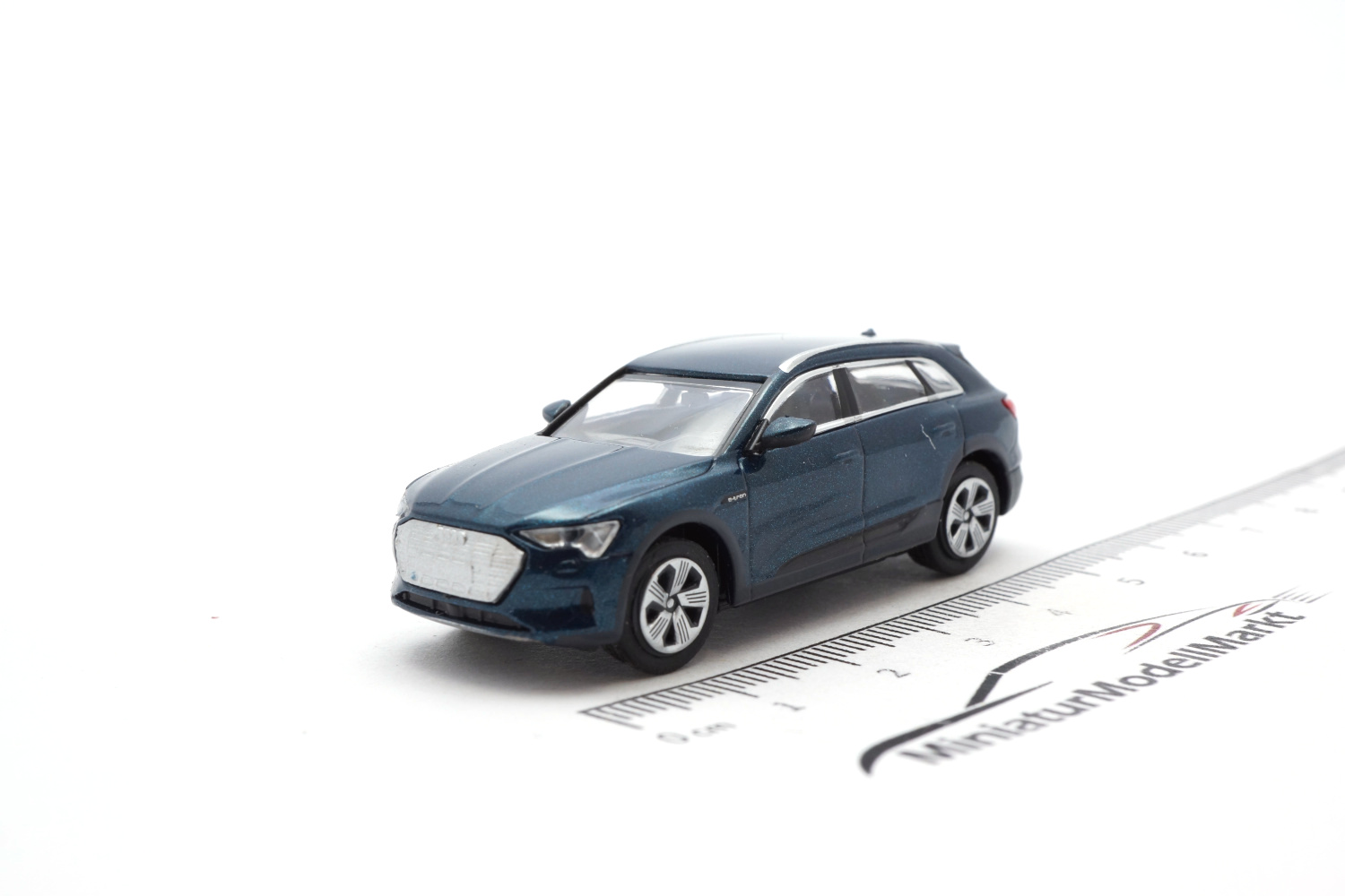 Minichamps 870018222 Audi e-tron - dunkelblau metallic - 2020 1:87