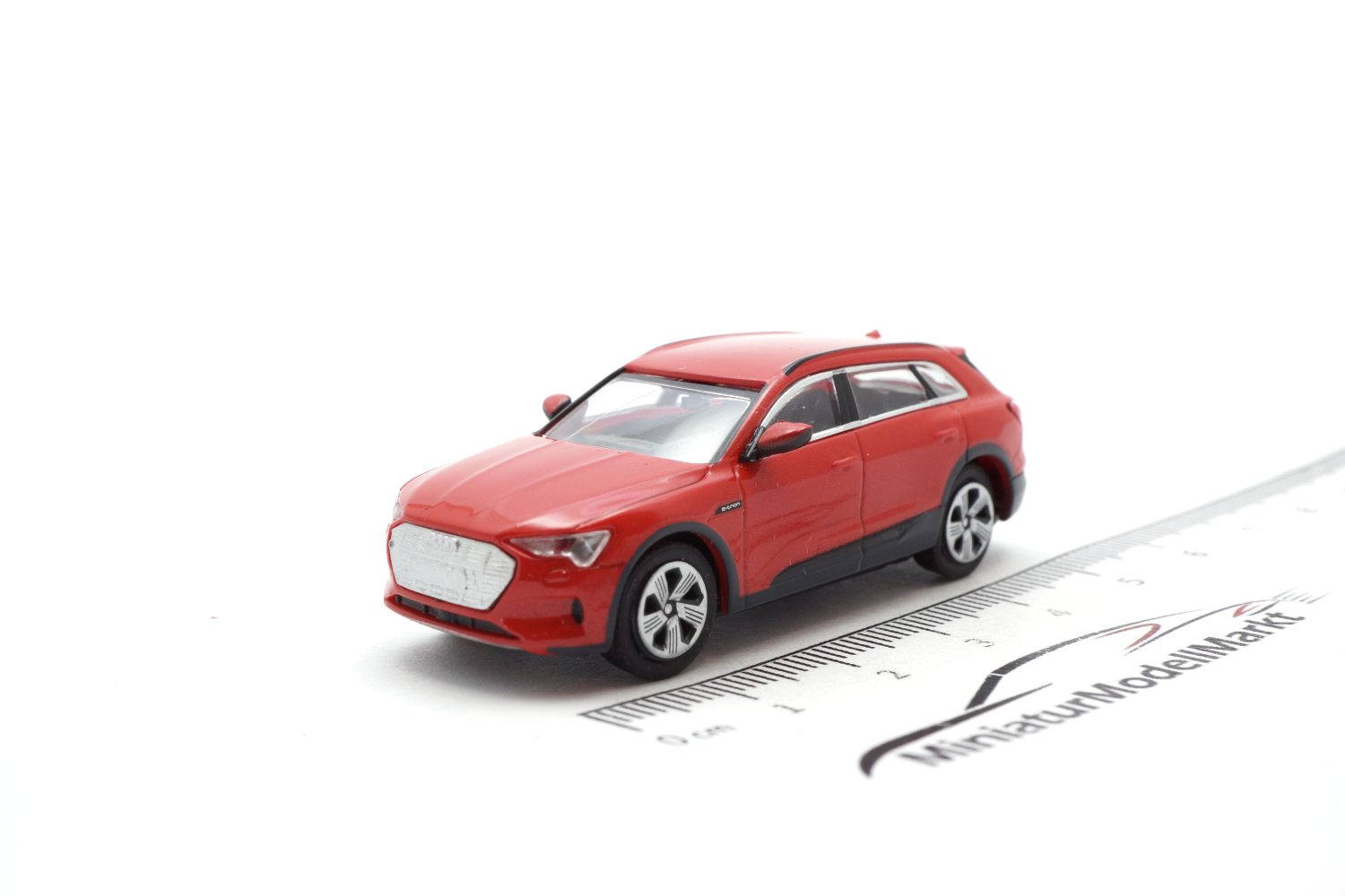 Minichamps 870018224 Audi e-tron - rot - 2020 1:87