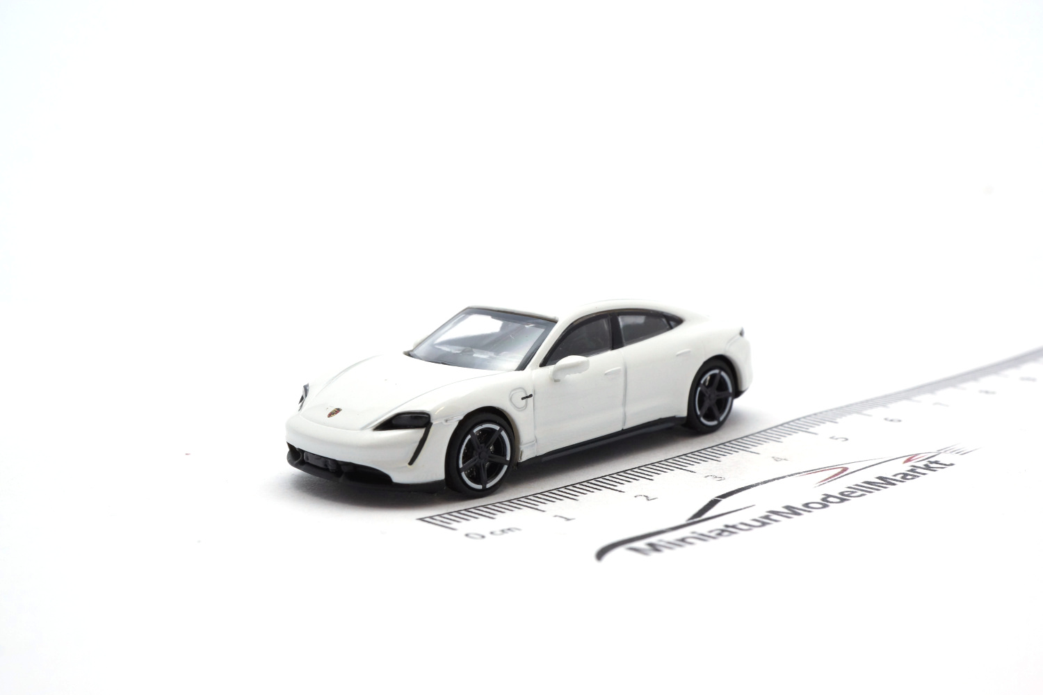 Minichamps 870068400 Porsche Taycan Turbo S - weiß - 2019 1:87