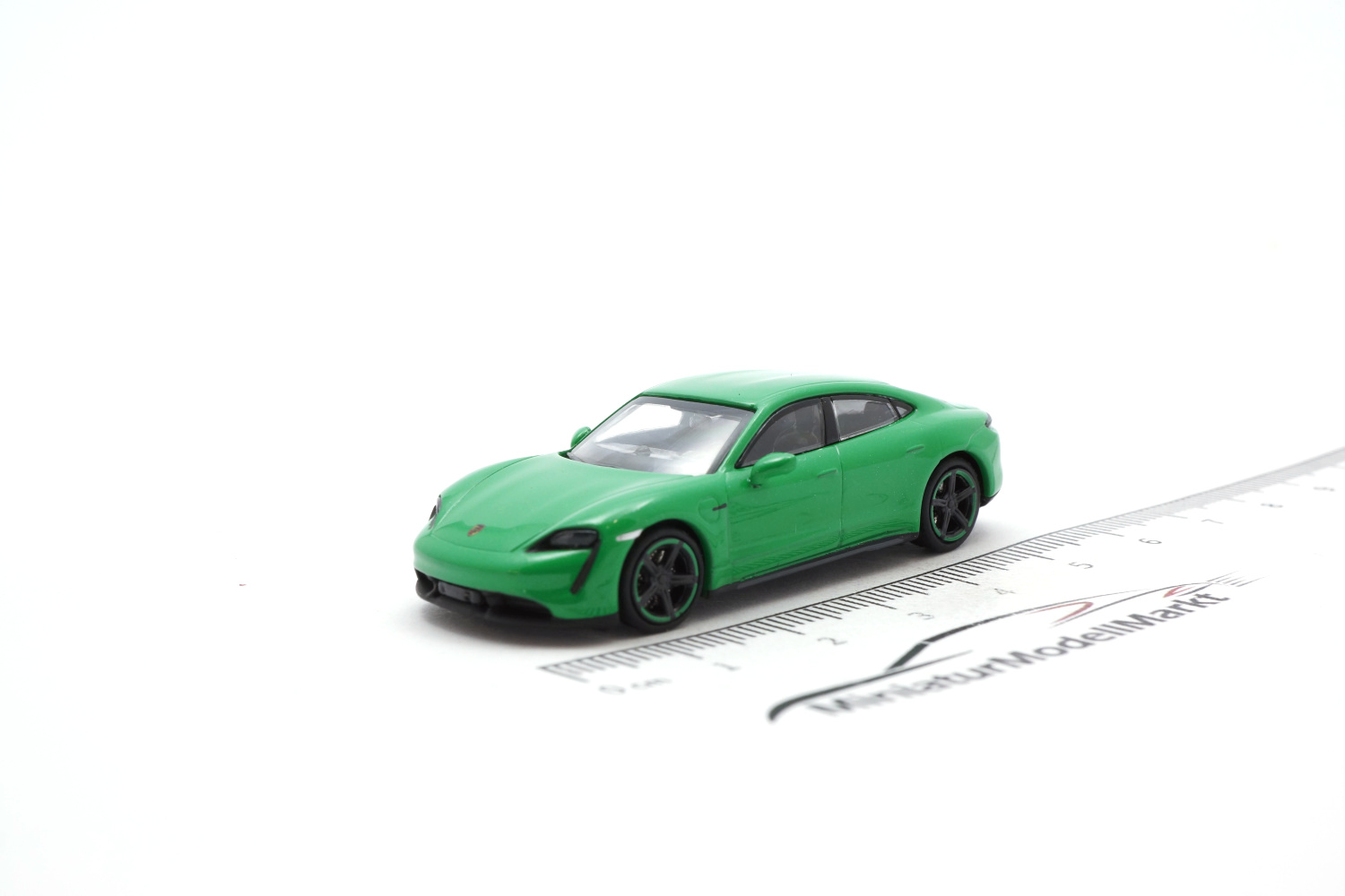 Minichamps 870068402 Porsche Taycan Turbo S - grün metallic - 2019 1:87