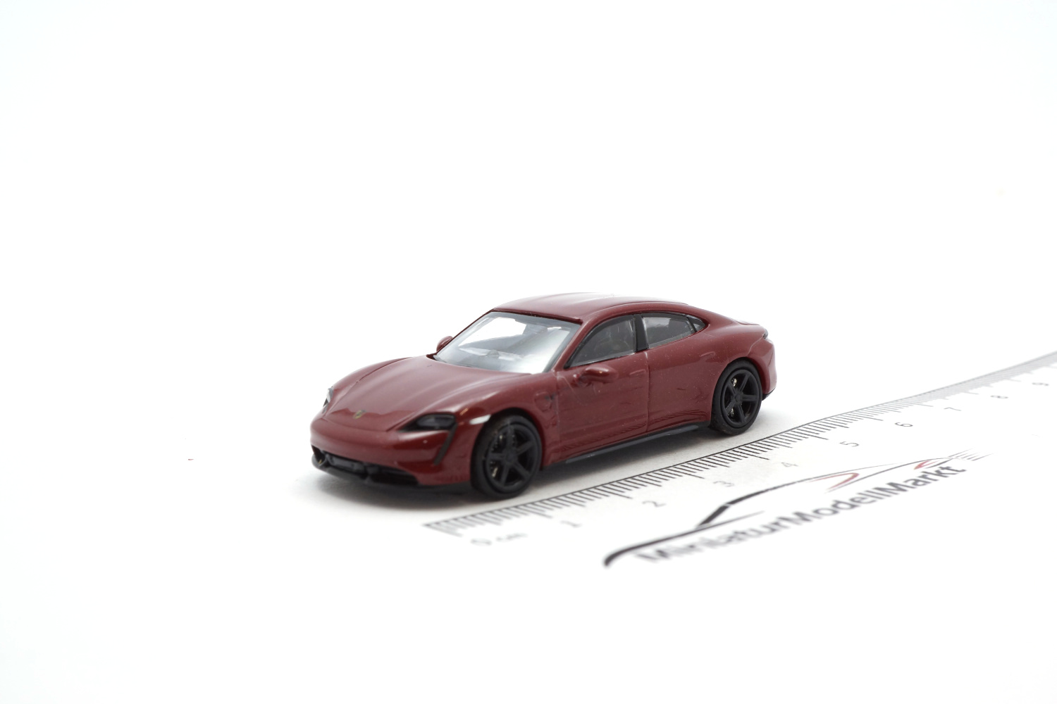 Minichamps 870068404 Porsche Taycan Turbo S - rot - 2019 1:87