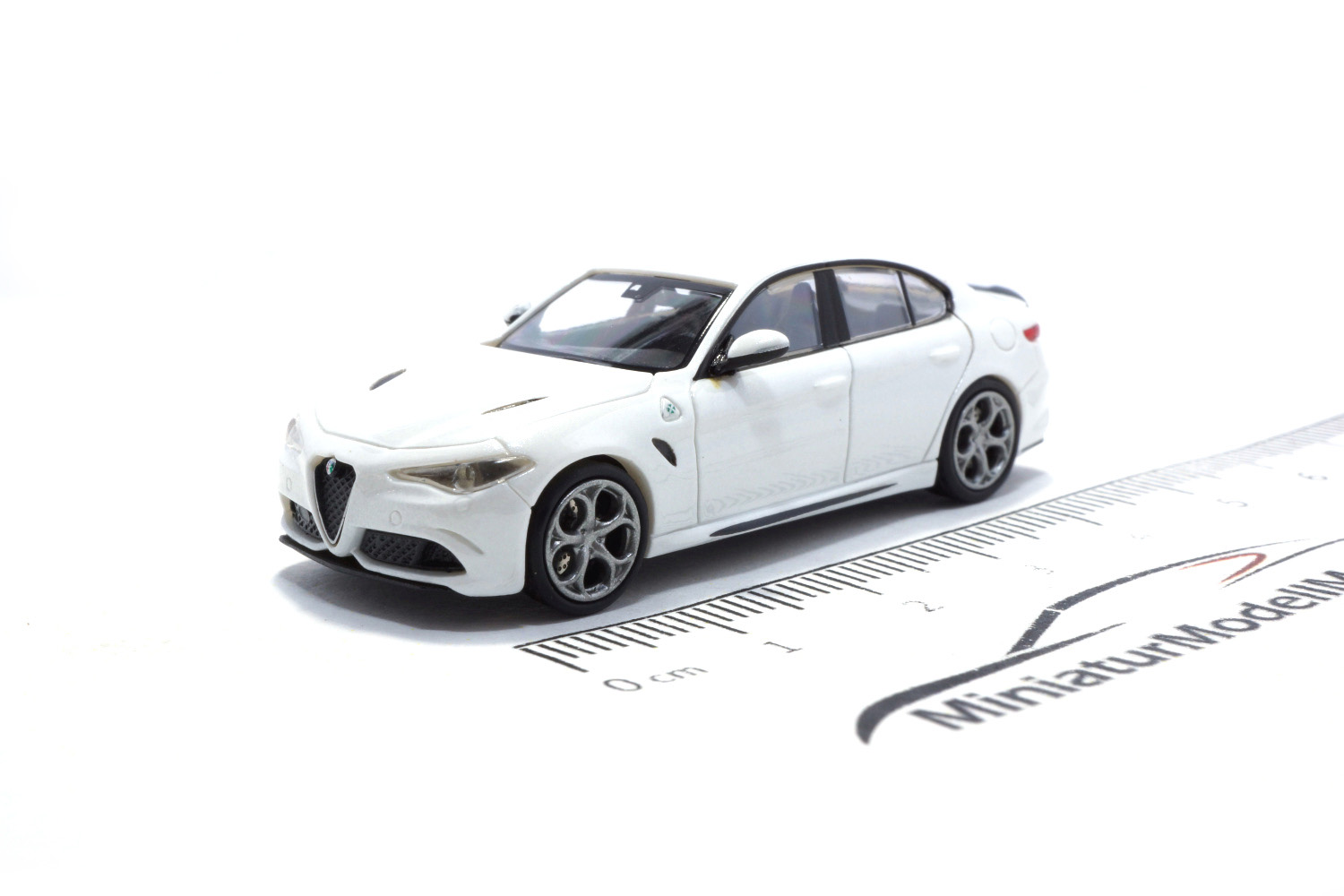 Minichamps 870120104 Alfa Romeo Giulia Quadrifoglio Weiss Metallic 1:87