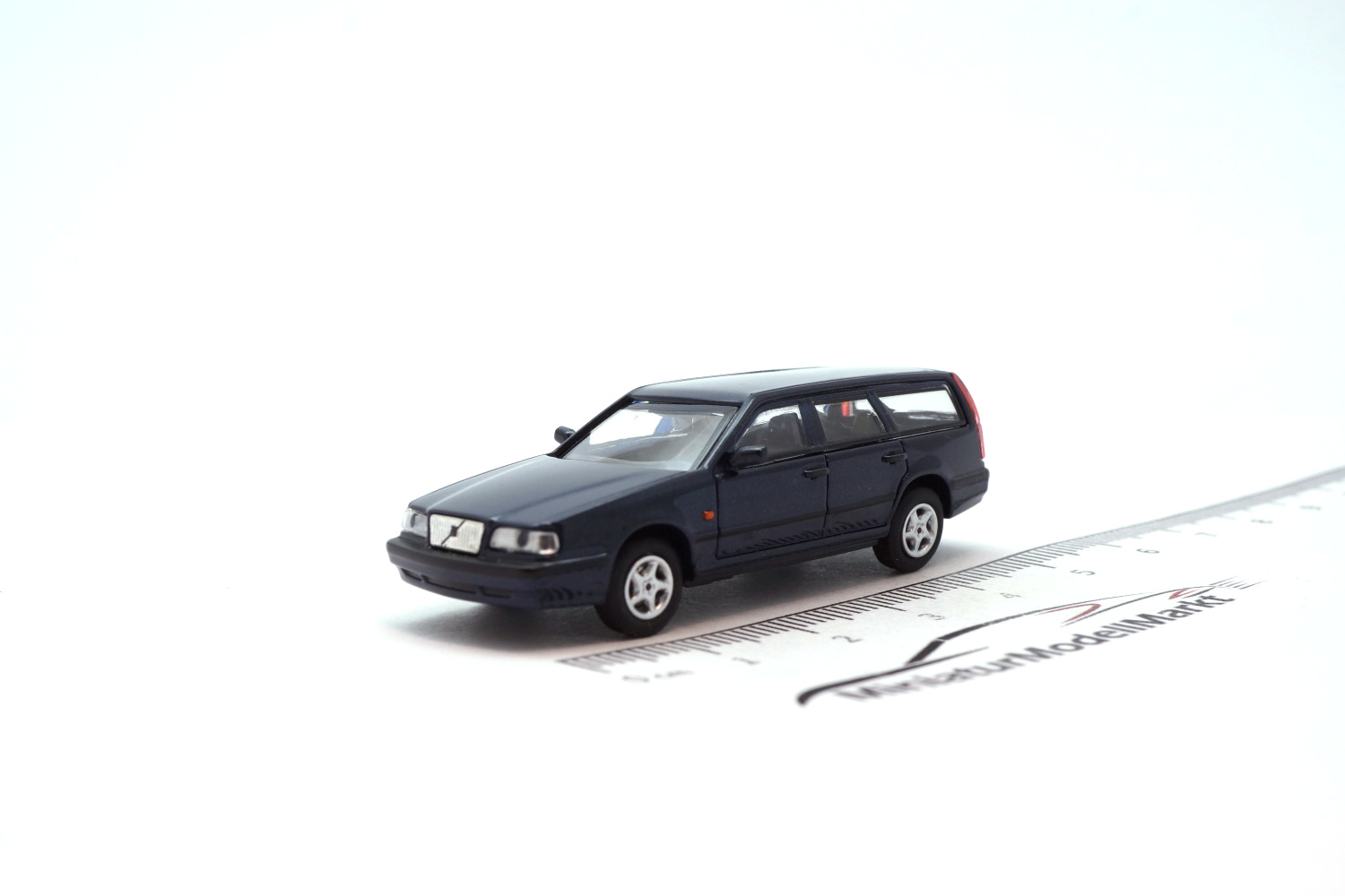 Minichamps 870171112 Volvo 850 Break - Dunkelblau Metallic - 1994 1:87