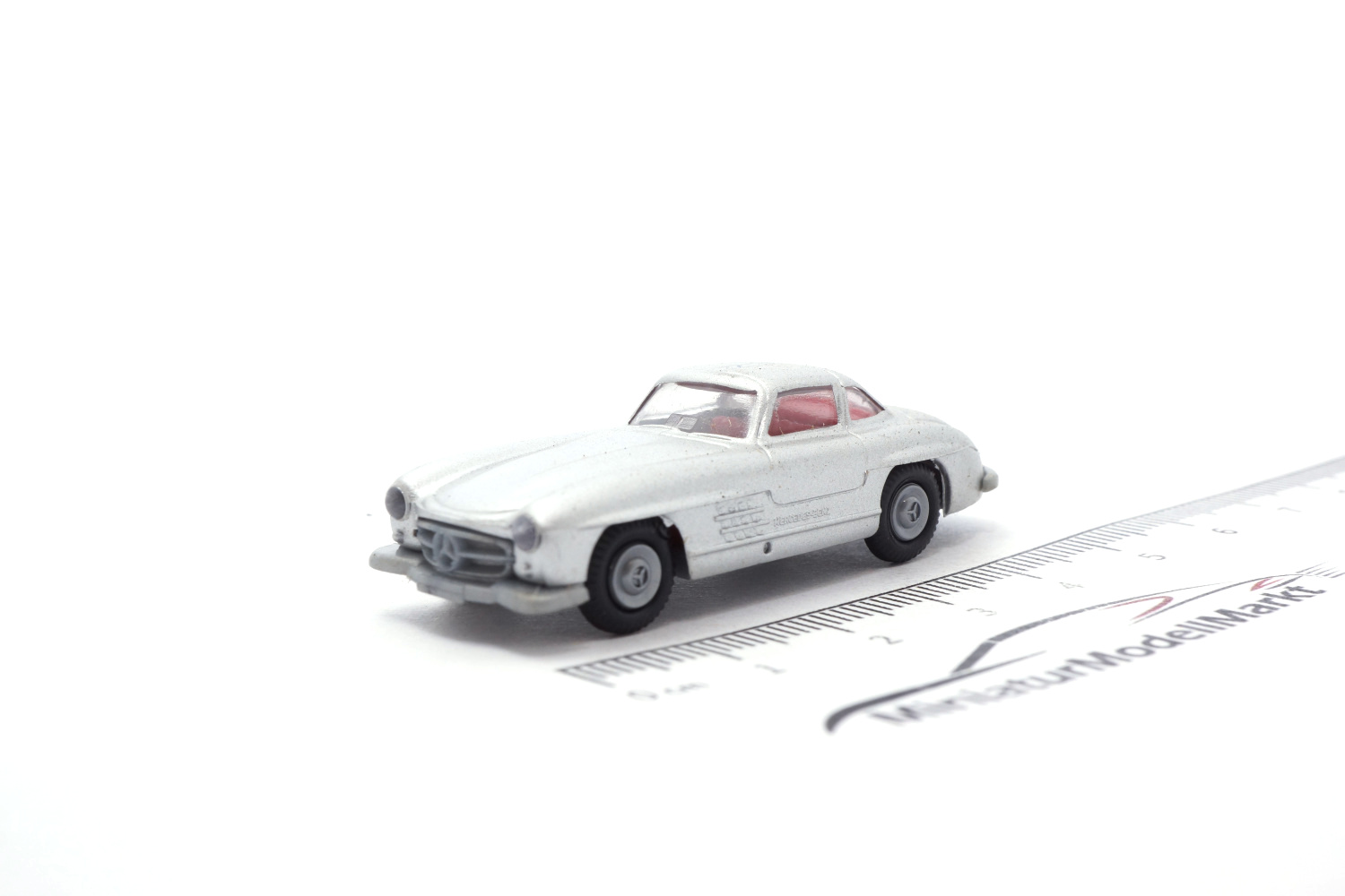 Praline 82508-01 Mercedes-Benz 300 SL - Silber 1:87