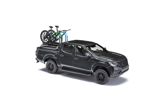 Busch 53724 Nissan Navara mit zwei Bikes - Vorbestellung 1:87