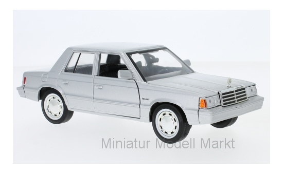 Motormax MOM73336SILVER Plymouth Reliant - silber 1:24