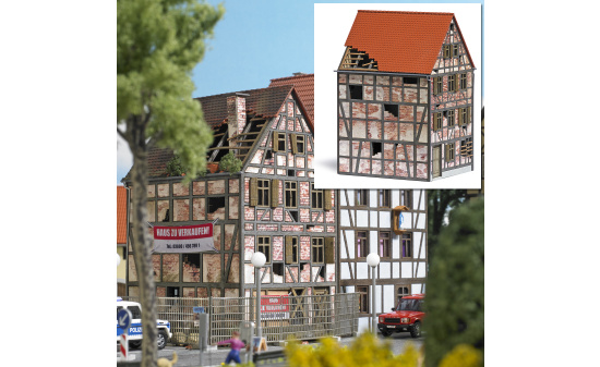 Busch 1668 Verfallenes Stadthaus - Vorbestellung 1:87